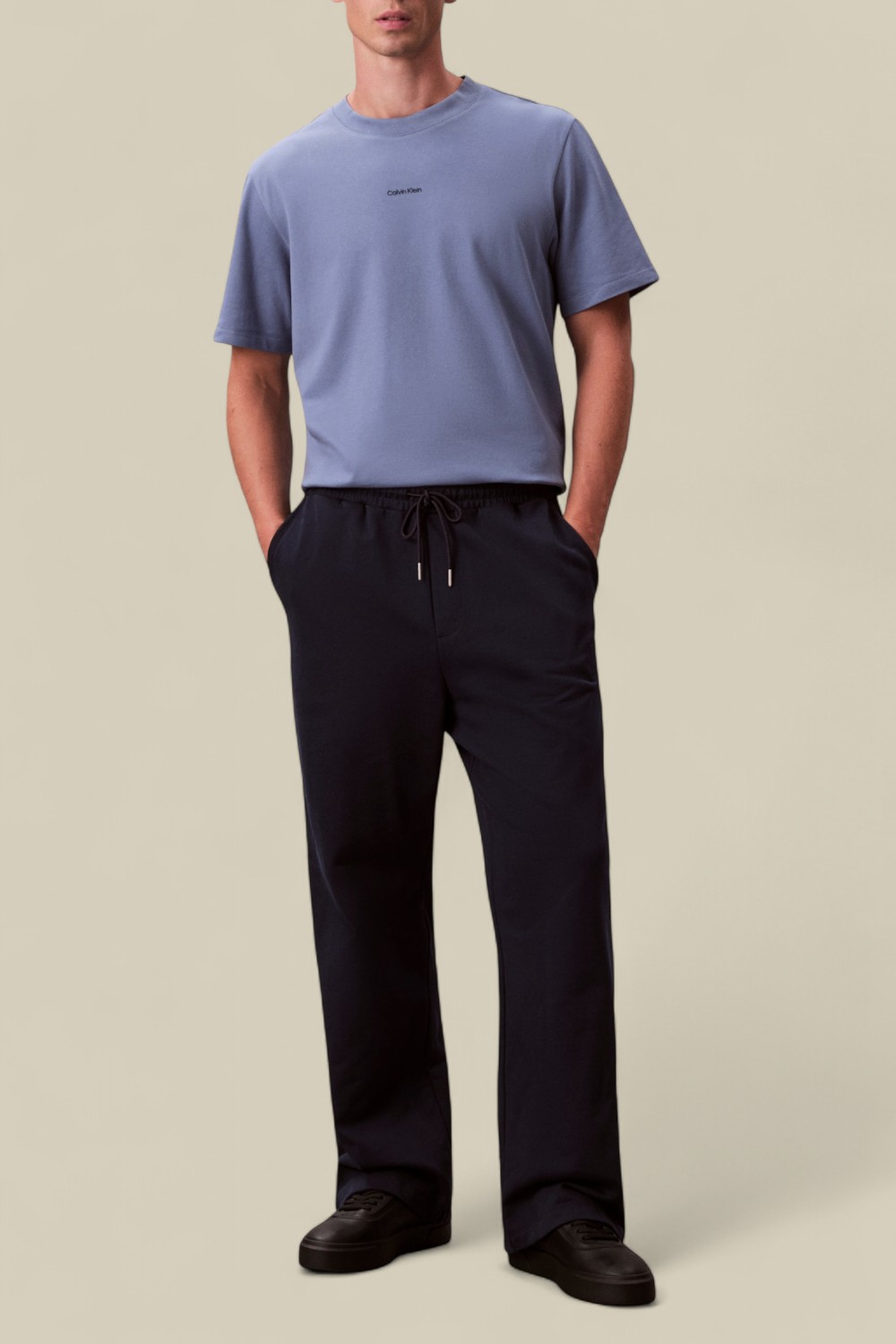 תמונת כל הלוק של חולצת טי